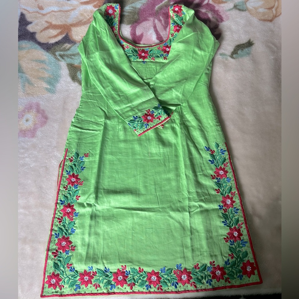 Salwar suit - Picture 3 of 4